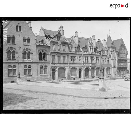 Amiens. La place Notre Dame. Maisons atteintes par le bombardement. [légende d’origine]
