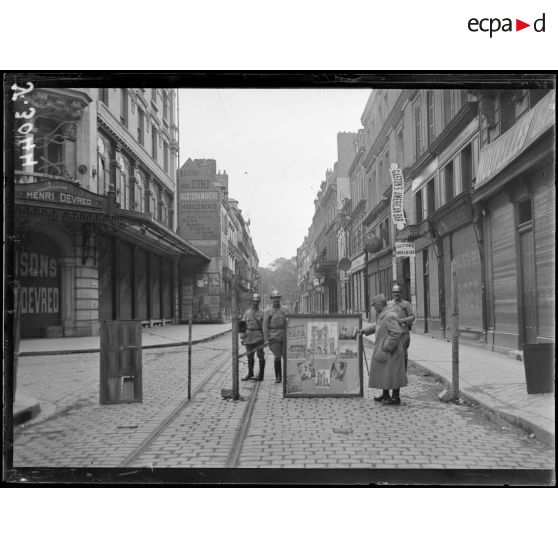 Amiens. La rue des Trois Cailloux. [légende d’origine]