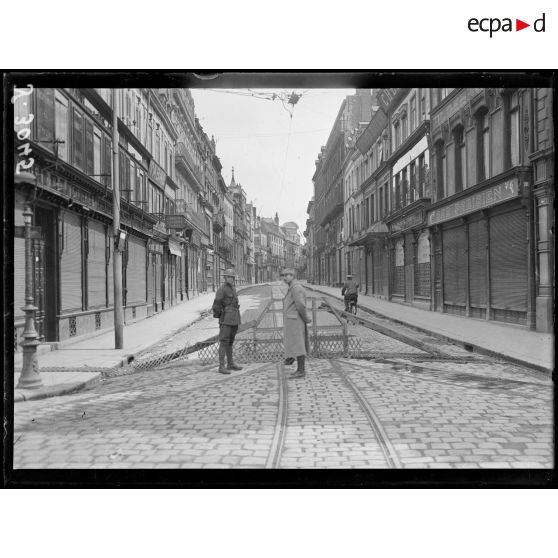Amiens. La rue des Trois Cailloux. [légende d’origine]