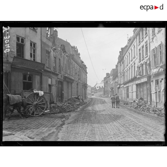 Amiens. La rue de Beauvais. Maisons atteintes par le bombardement. [légende d’origine]