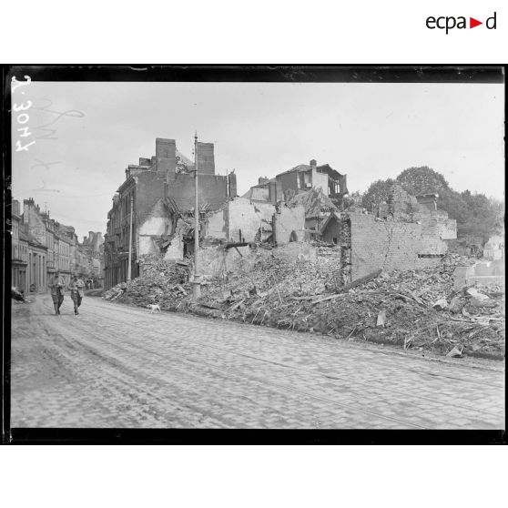Amiens. La rue de Beauvais. Maisons détruites. [légende d’origine]