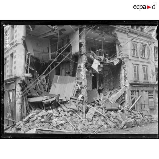 Amiens. La rue de Beauvais. Maison détruite. [légende d’origine]