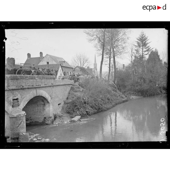 Thièvres (Pas-de-Calais). Convoi anglais sur le pont. [légende d’origine]