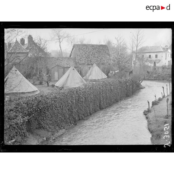 Thièvres (Pas-de-Calais). Tentes au bord de l’Authie. [légende d’origine]