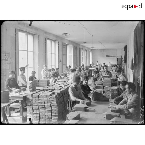 Paris. Oeuvre du vêtement du prisonnier de guerre, 63 avenue des Champs Elysées. Une salle d’expédition des colis. [légende d’origine]