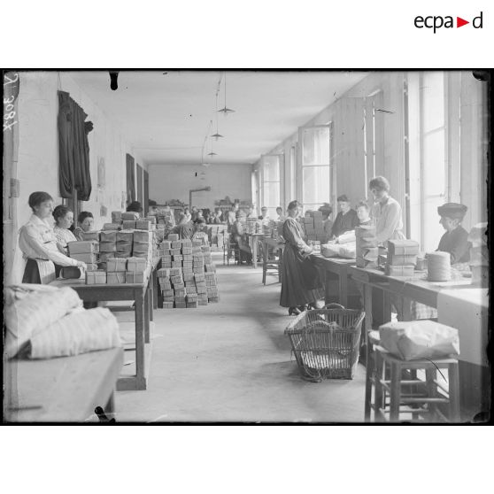 Paris. Oeuvre du vêtement du prisonnier de guerre, 63 avenue des Champs Elysées. Une salle d’expédition des colis. [légende d’origine]