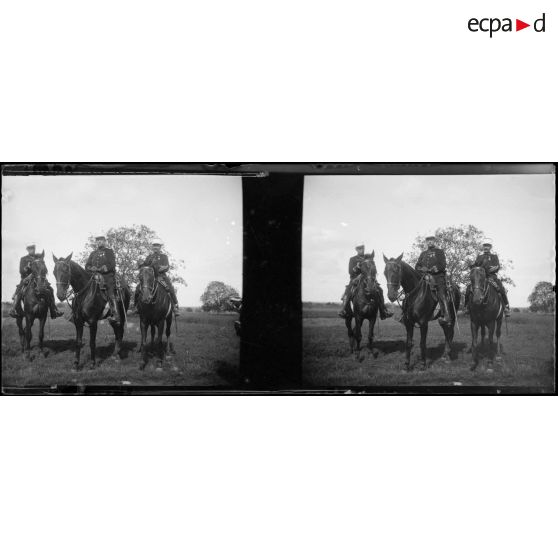 [Le colonel Albert d'Amade à cheval entouré d'officiers].