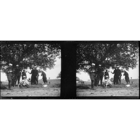 [Un repas d'officiers en plein air].