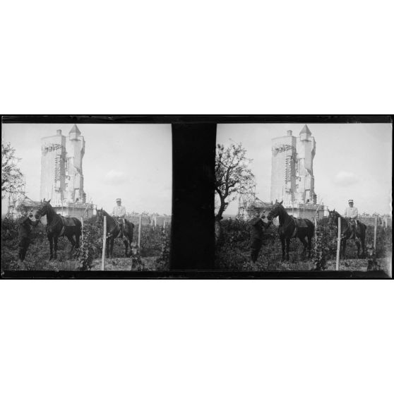 [Deux officiers à cheval près d'une tour fortifiée]