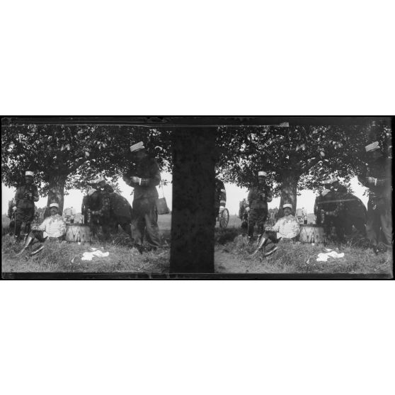 [Un repas d'officiers en plein air].