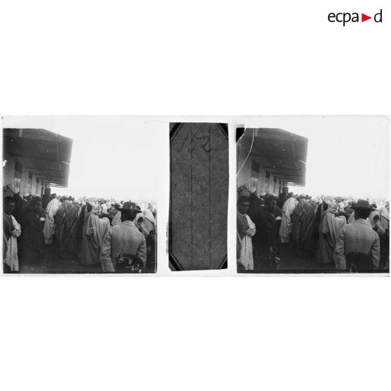 [Pacification du Maroc, 1907-1909. Une foule composée de Marocains].