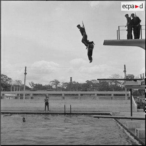 Plongeon en tenue de commando lors d'une démonstration d'exercices au stade Mangin.