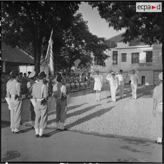 Les personnalités militaires saluent le drapeau de l'armée vietnamienne.