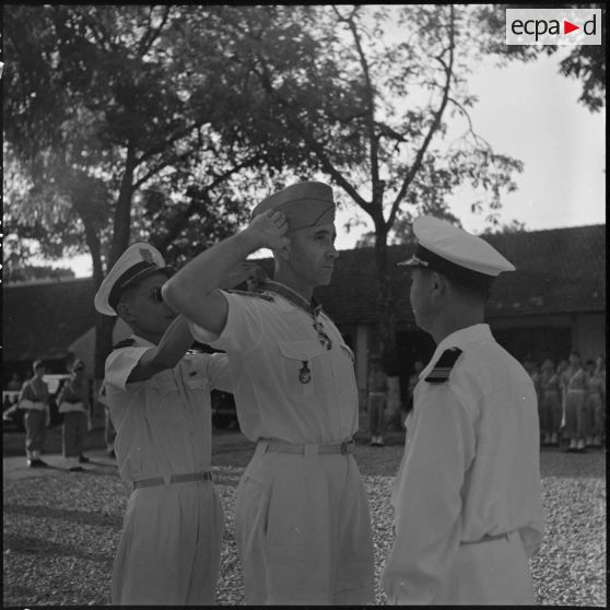 Le colonel Van décore le colonel Dulac de l'Ordre national vietnamien.