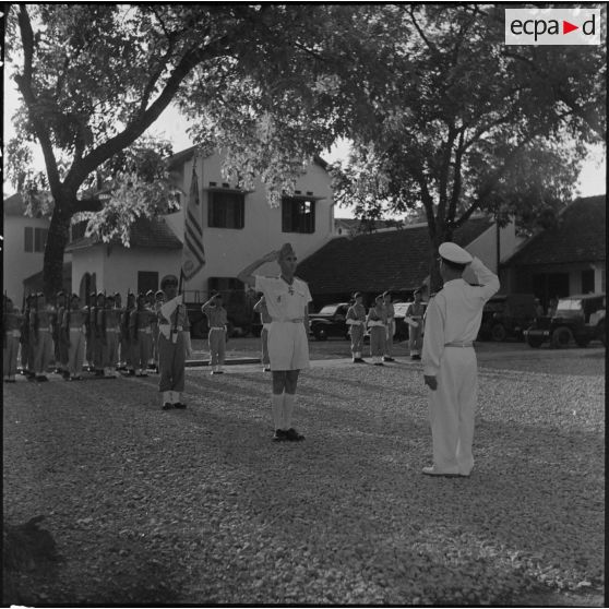 Le colonel Van et le colonel Dulac se saluent.