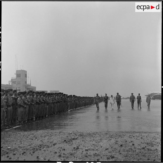 Avant son départ de Gia Lam, le général de Linarès passe les troupes en revue en compagnie du général Cogny.