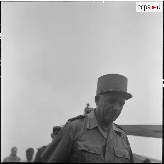 Le général de Linarès prêt à monter dans l'avion et à quitter Gia Lam.