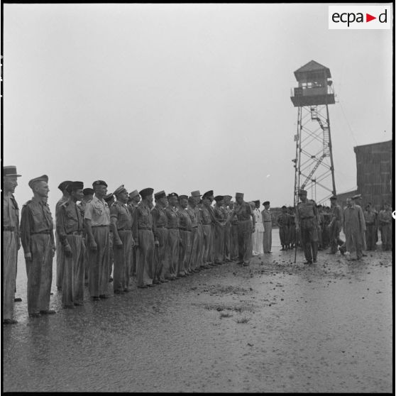 Avant son départ de Gia Lam, le général de Linarès salue les officiers.