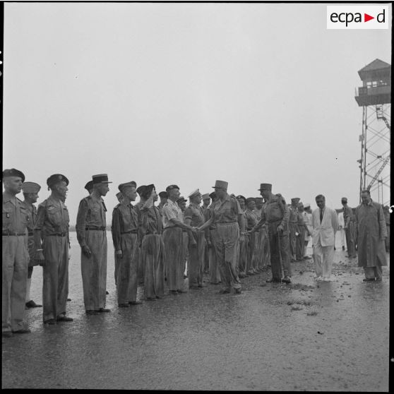 Avant son départ de Gia Lam, le général de Linarès salue les officiers.