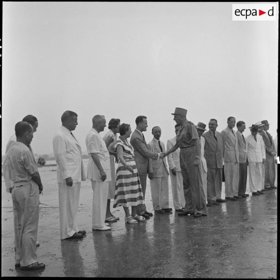 Avant son départ de Gia Lam, le général de Linarès salue les personnalités civiles et serre la main à M. Le Direach.