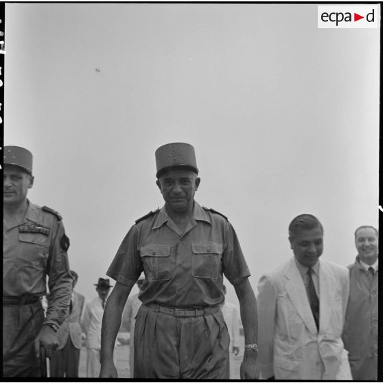 Le général Cogny et le général de Linarès sur l'aérodrome de Gia Lam.
