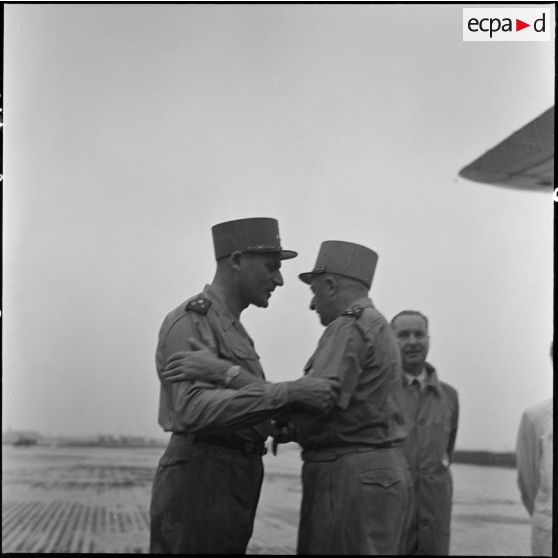 Sur l'aérodrome de Gia Lam, le général de Linarès donne l'accolade au général Cogny.