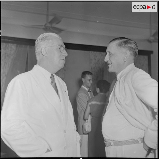 M. Georges Gautier converse avec l'un de ses invités.