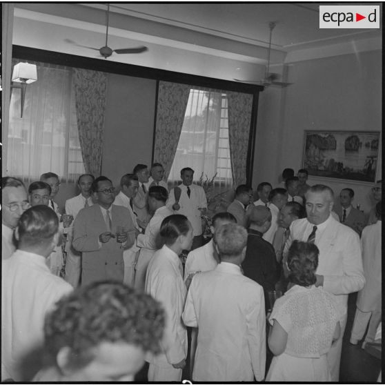 Vue d'ensemble de la réception organisée par le haut-commissaire de France au Vietnam.