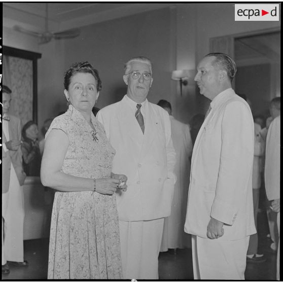 Mme Gautier, M. Gautier et M. Merlo lors d'une réception chez le haut-commissaire de France au Vietnam.