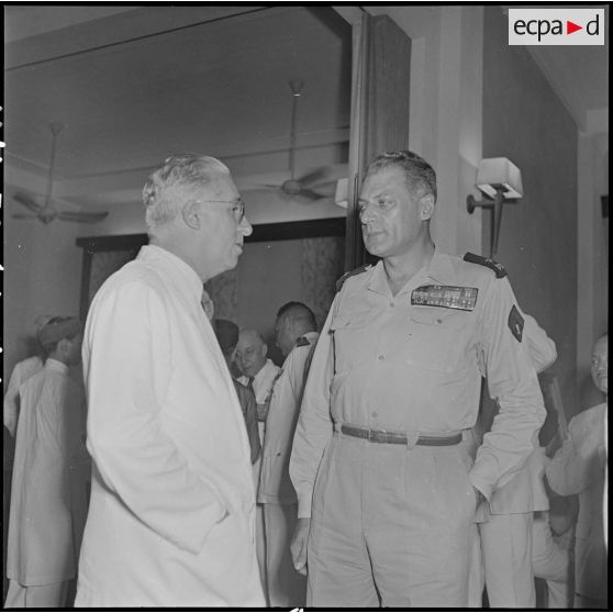 M. Gautier et le général Cogny lors d'une réception chez le haut-commissaire de France au Vietnam.