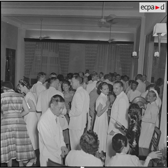 Vue d'ensemble de la réception organisée par le haut-commissaire de France au Vietnam.