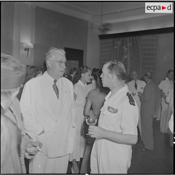 M. Gautier converse avec un général.