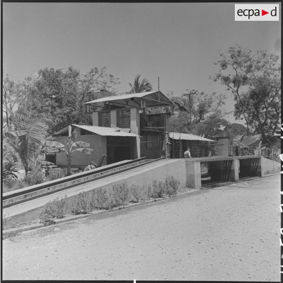 Station service du garage de la BAPN (Base aéroportée nord).
