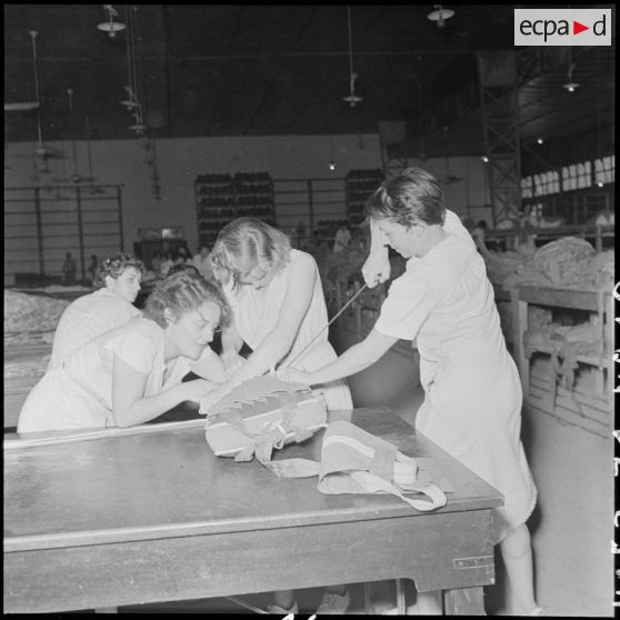 Scène de pliage d'un parachute à la BAPN (Base aéroportée nord).