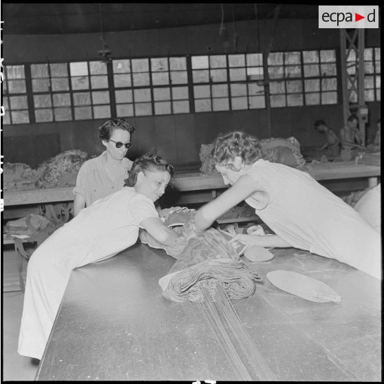 Pliage d'un parachute à la BAPN (Base aéroportée nord).