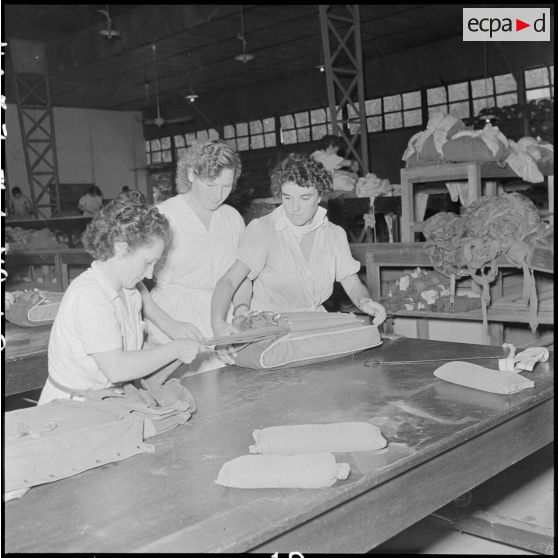 Pliage d'un parachute à la BAPN (Base aéroportée nord).