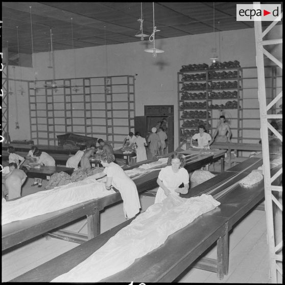 Pliage de parachutes à la BAPN (Base aéroportée nord).