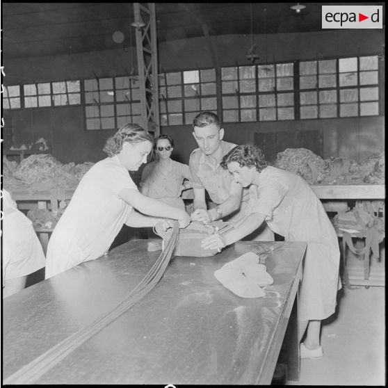 Scène de pliage d'un parachute à la BAPN (Base aéroportée nord).