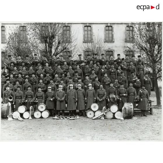 Photographie de groupe du 21e régiment de tirailleurs algériens en 1933.
