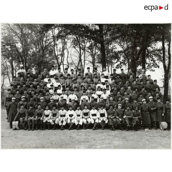 Photographie de groupe du 21e régiment de tirailleurs algériens en 1933.