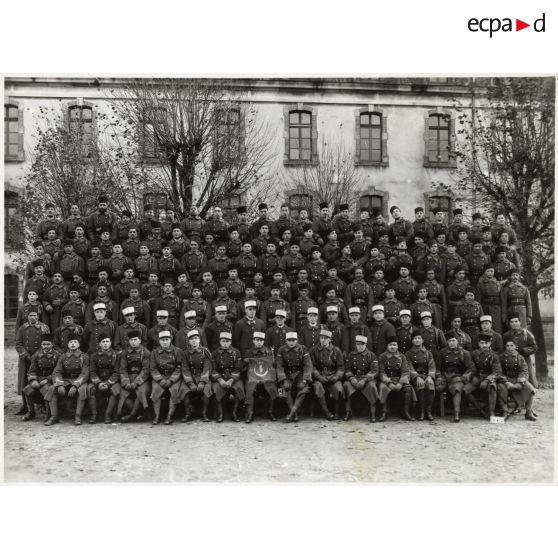 Photographie de groupe du 21e régiment de tirailleurs algériens en 1933.