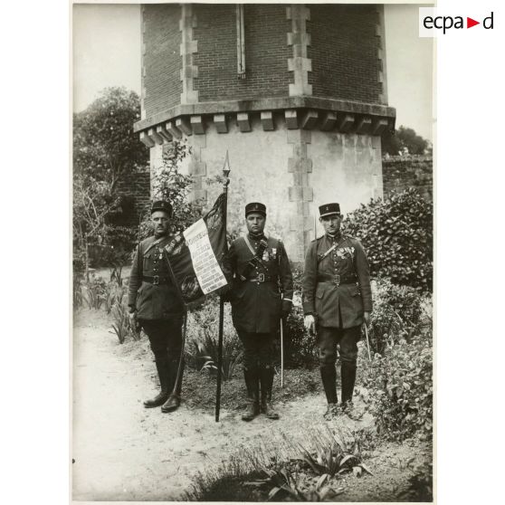 Photographie du drapeau du 11e RALC (régiment d'artillerie lourde coloniale) et sa garde.