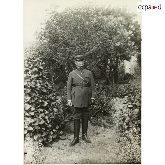 Portrait en pied du colonel, chef de corps du 11e régiment d'artillerie lourde coloniale (11e RALC).