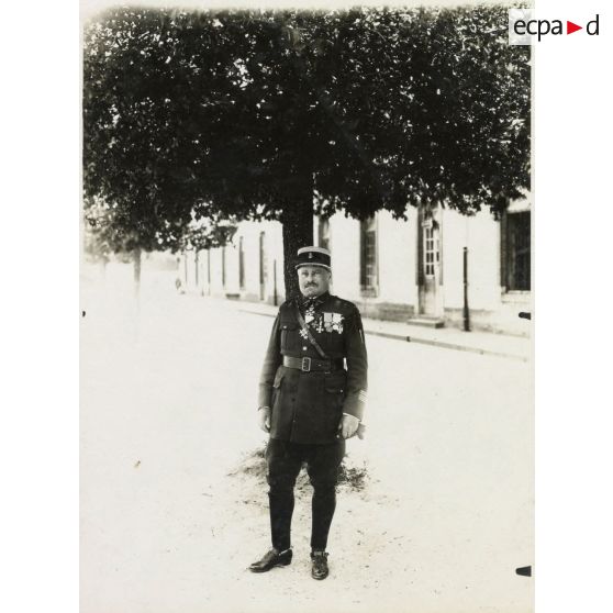 Portrait en pied du colonel, chef de corps du 11e régiment d'artillerie lourde coloniale (11e RALC).