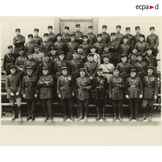 Photographie de groupe des officiers du 11e régiment d'artillerie lourde coloniale (11e RALC).
