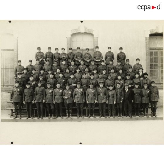 Photographie de groupe des officiers du 11e régiment d'artillerie lourde coloniale (11e RALC).