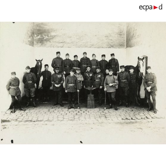 Photographie de groupe des maréchaux-ferrants du 11e régiment d'artillerie lourde coloniale (11e RALC).