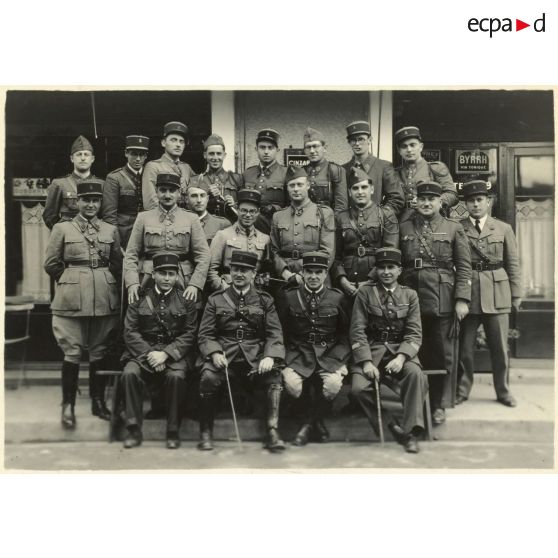 Photographie de groupe du 11e régiment d'artillerie lourde coloniale (11e RALC) devant un bar.