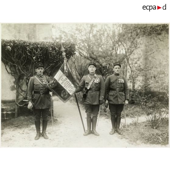 Photographie du drapeau du 11e RALC (régiment d'artillerie lourde coloniale) et sa garde.