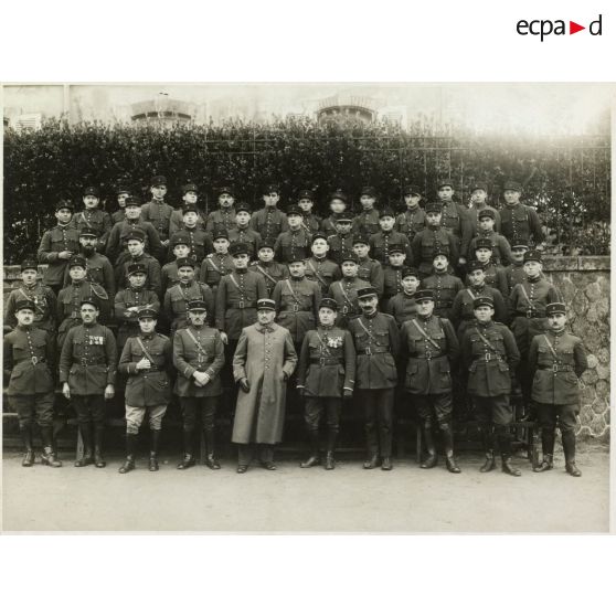 Photographie de groupe des officiers du 11e régiment d'artillerie lourde coloniale (11e RALC).